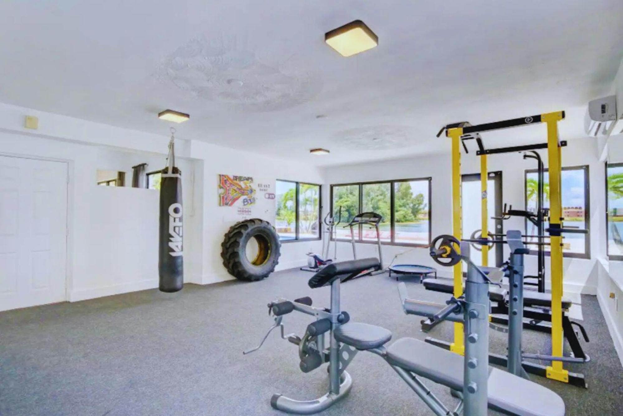Luxe Waterfront Mansion W Private Nightclub, Cinema, Game Room, Gym & Pool * Miami