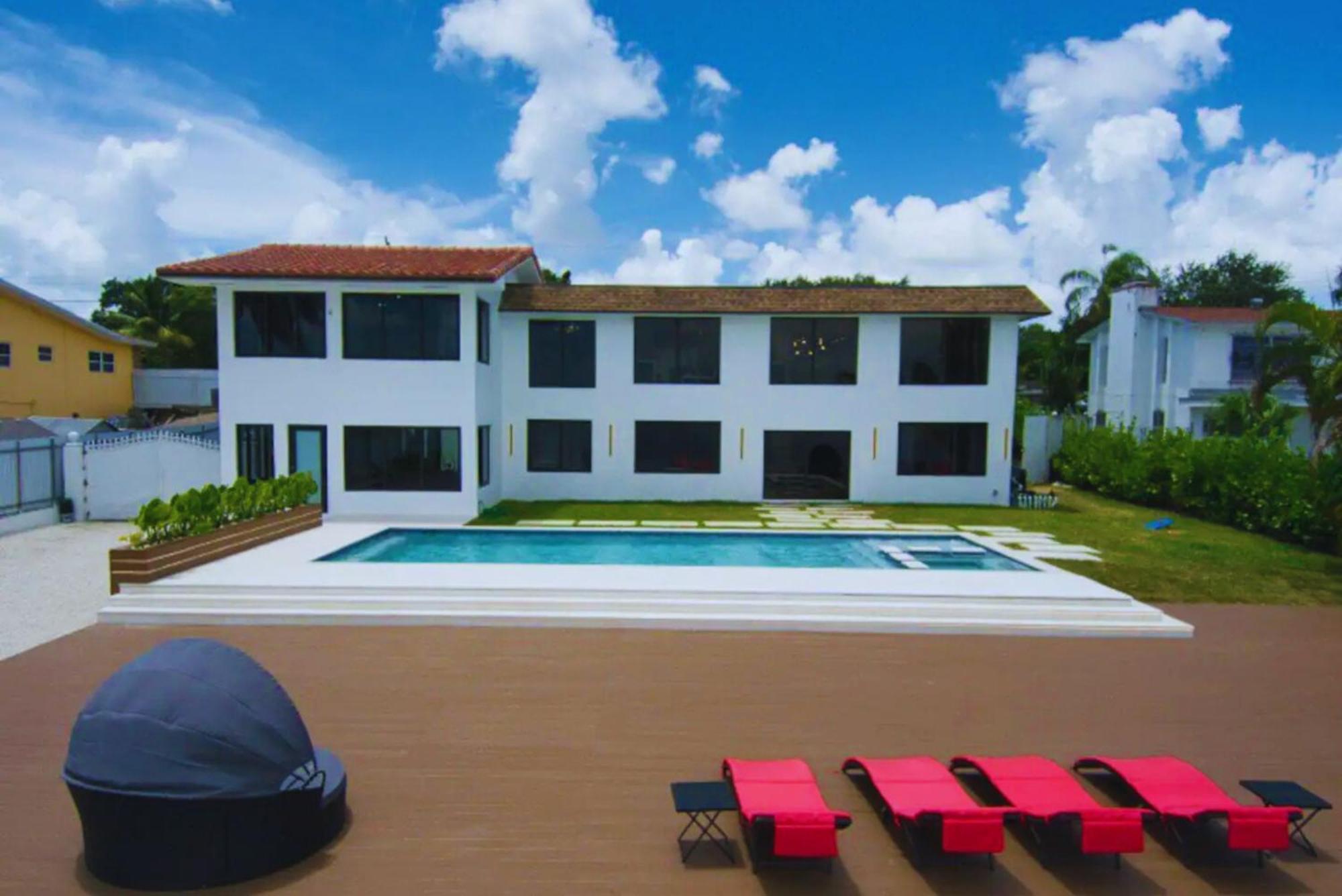 Villa Luxe Waterfront Mansion W Private Nightclub, Cinema, Game Room, Gym & Pool Miami