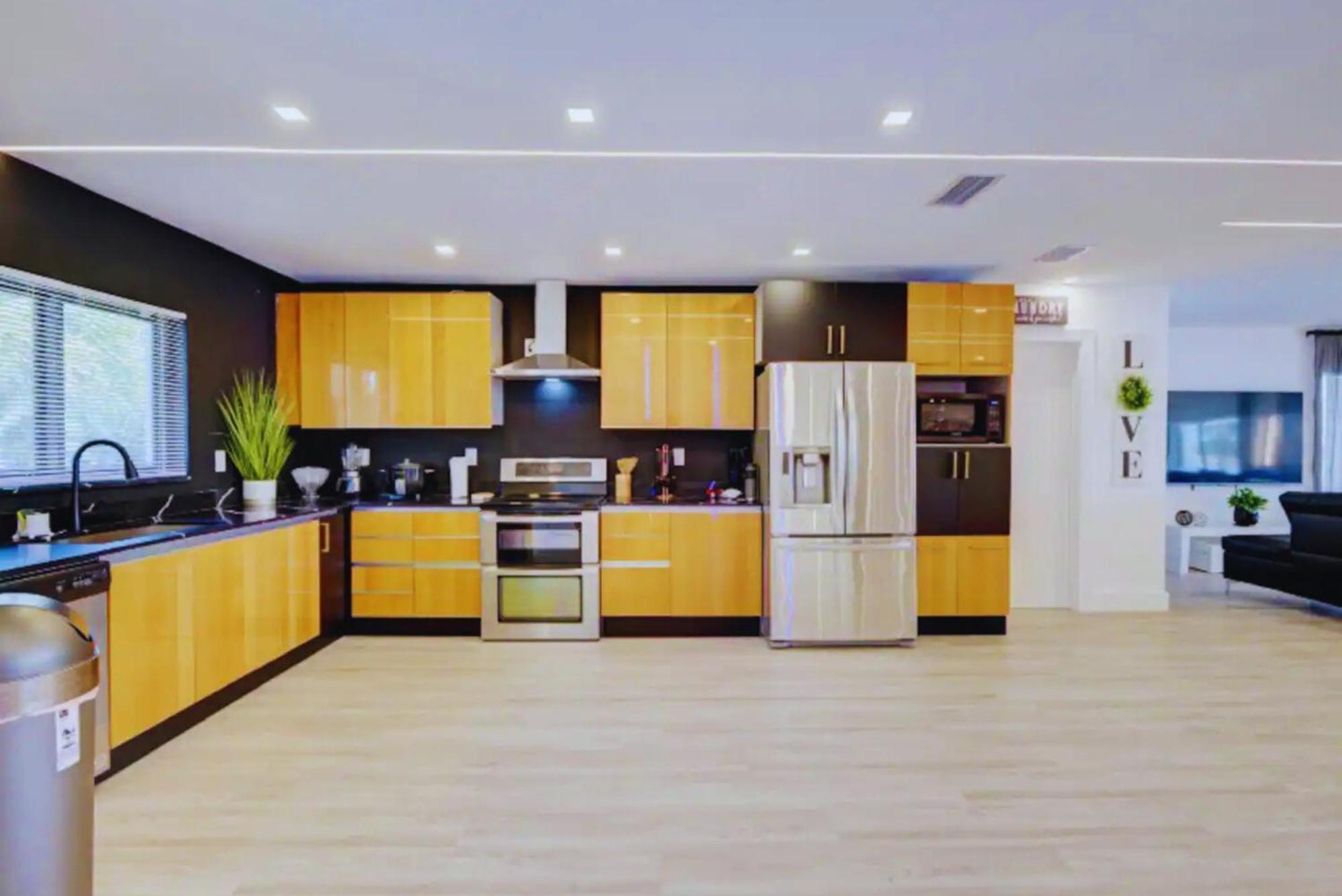 Luxe Waterfront Mansion W Private Nightclub, Cinema, Game Room, Gym & Pool Miami