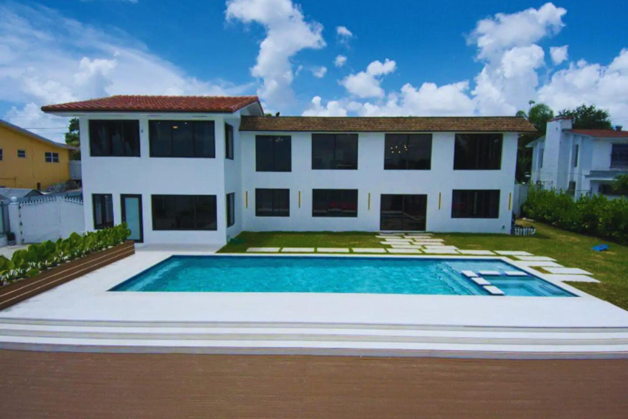 Luxe Waterfront Mansion W Private Nightclub, Cinema, Game Room, Gym & Pool Villa *
