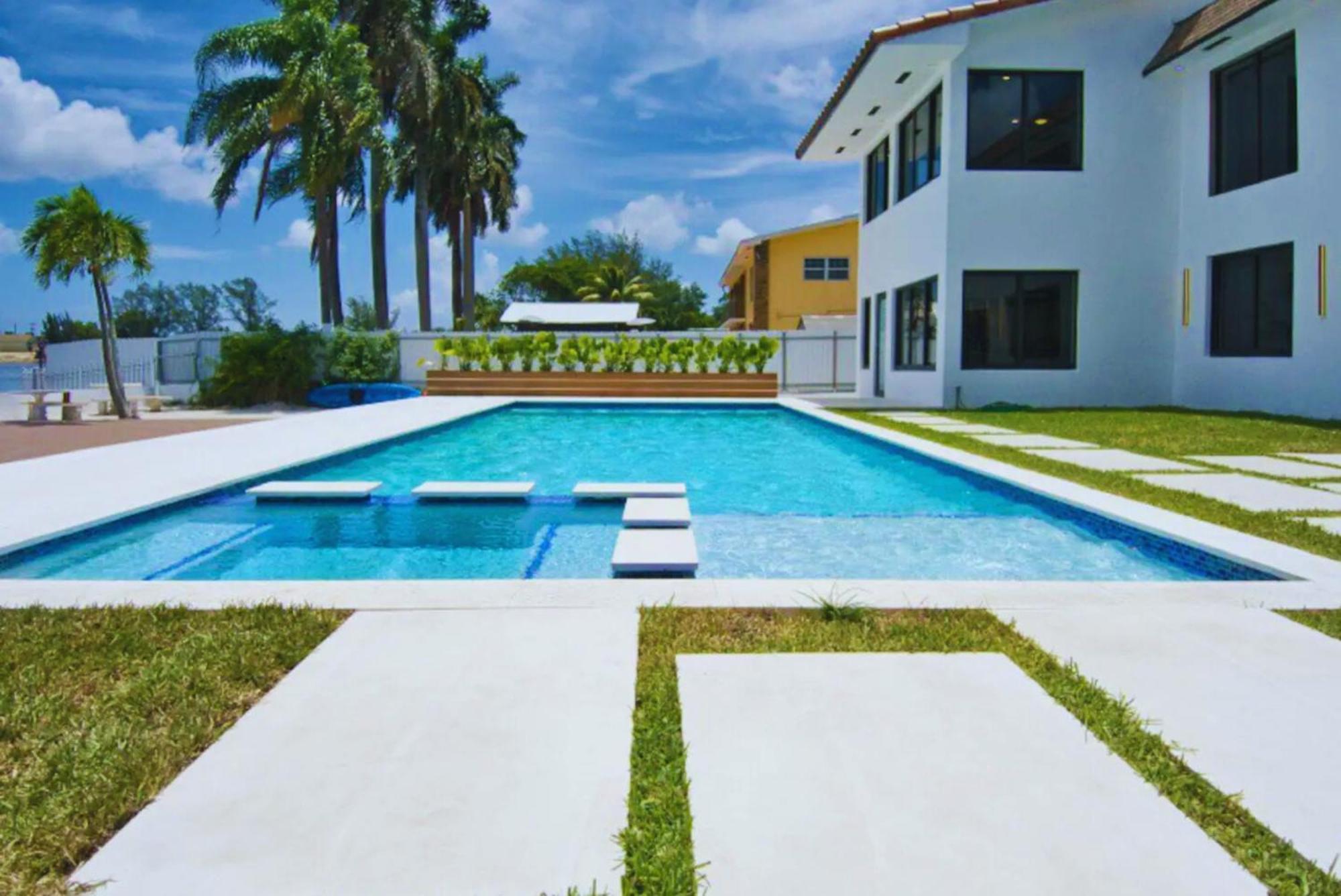 Villa Luxe Waterfront Mansion W Private Nightclub, Cinema, Game Room, Gym & Pool Miami