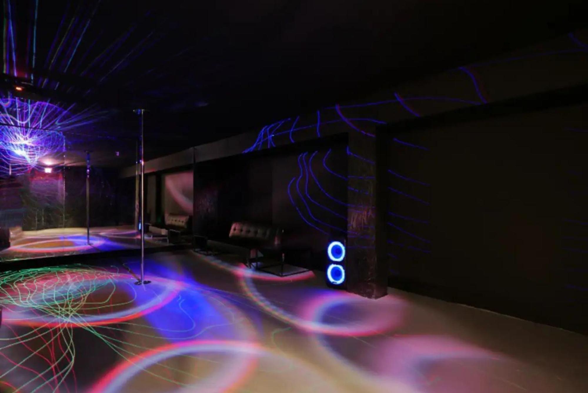 Luxe Waterfront Mansion W Private Nightclub, Cinema, Game Room, Gym & Pool *