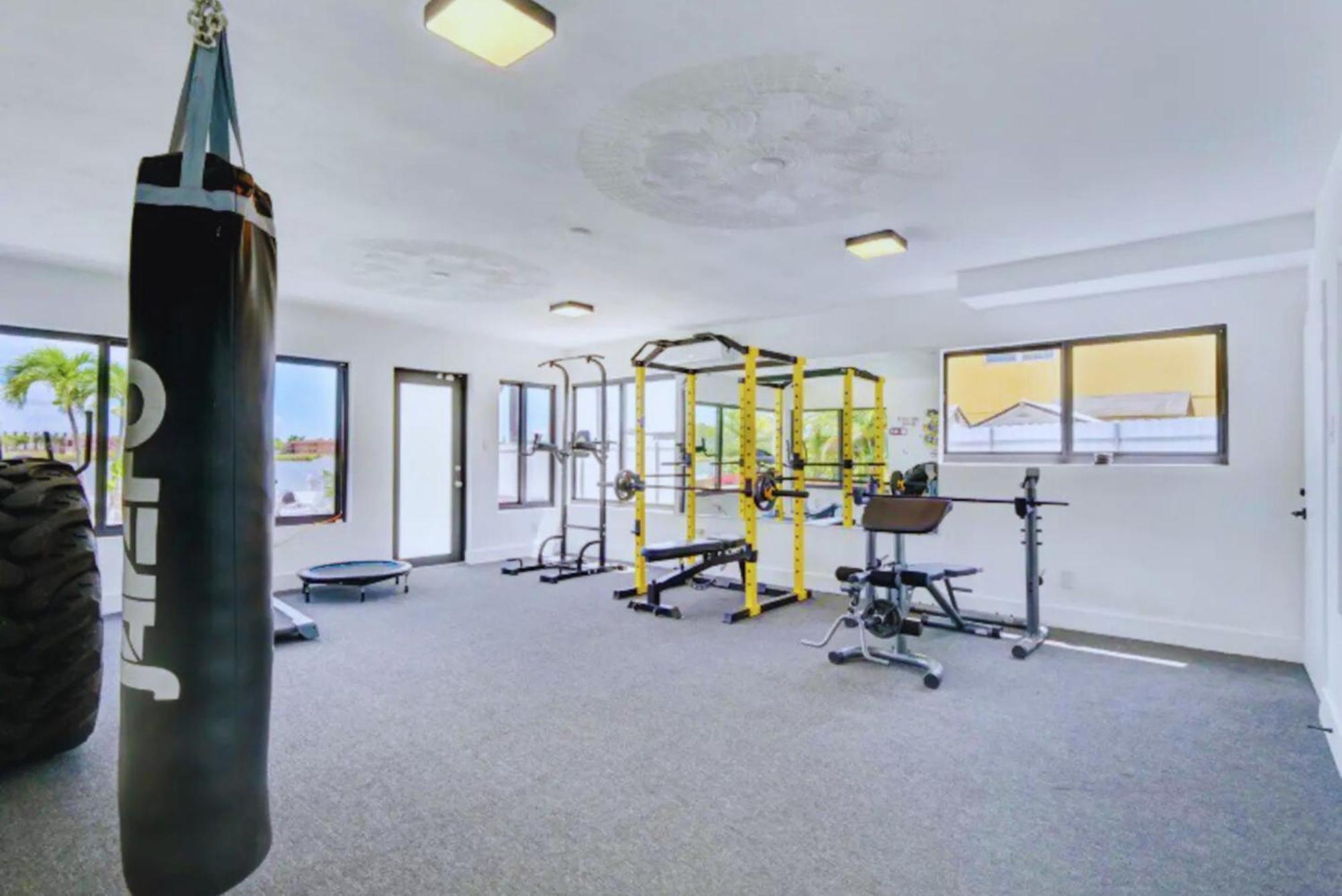 Luxe Waterfront Mansion W Private Nightclub, Cinema, Game Room, Gym & Pool Miami