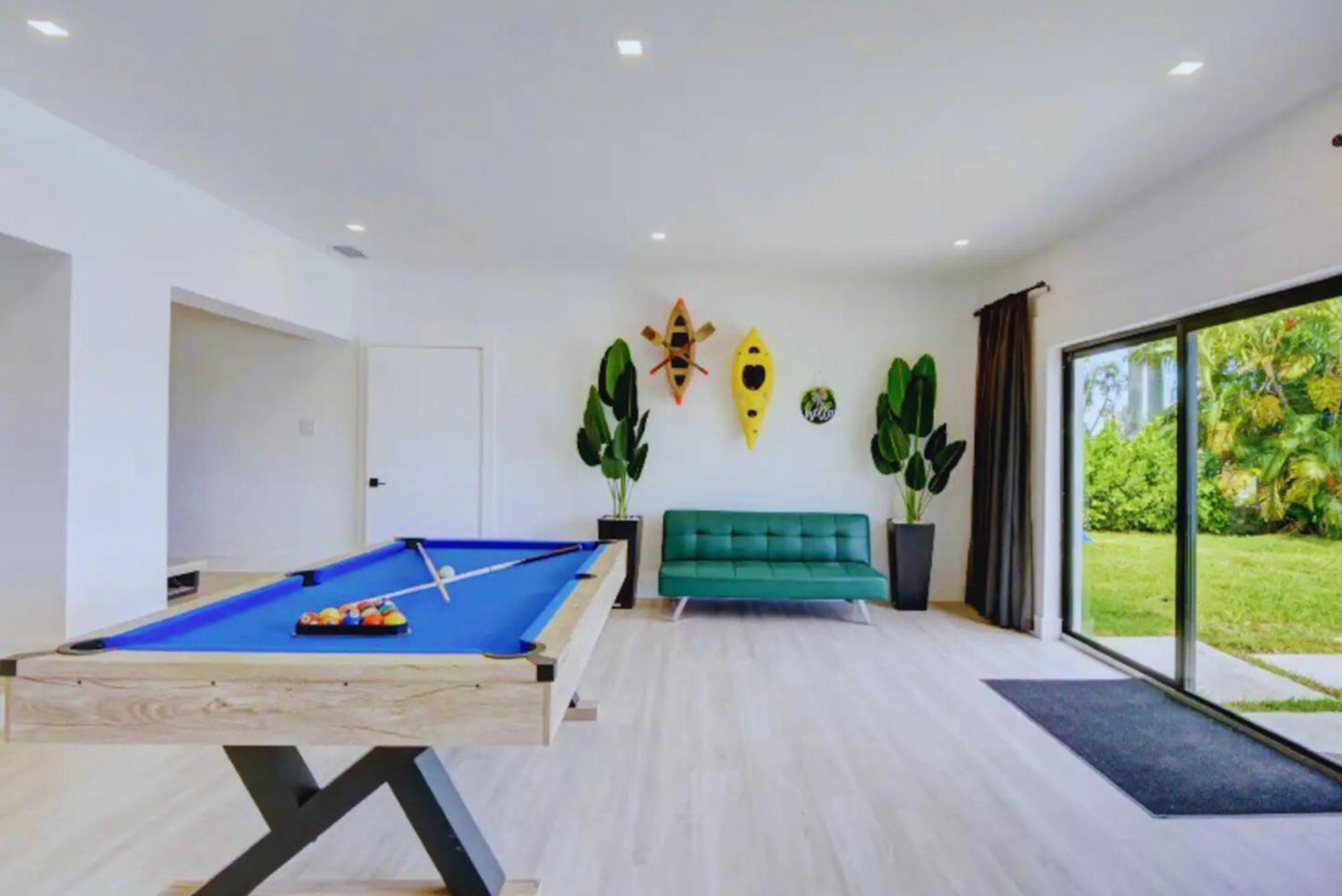 Luxe Waterfront Mansion W Private Nightclub, Cinema, Game Room, Gym & Pool Villa