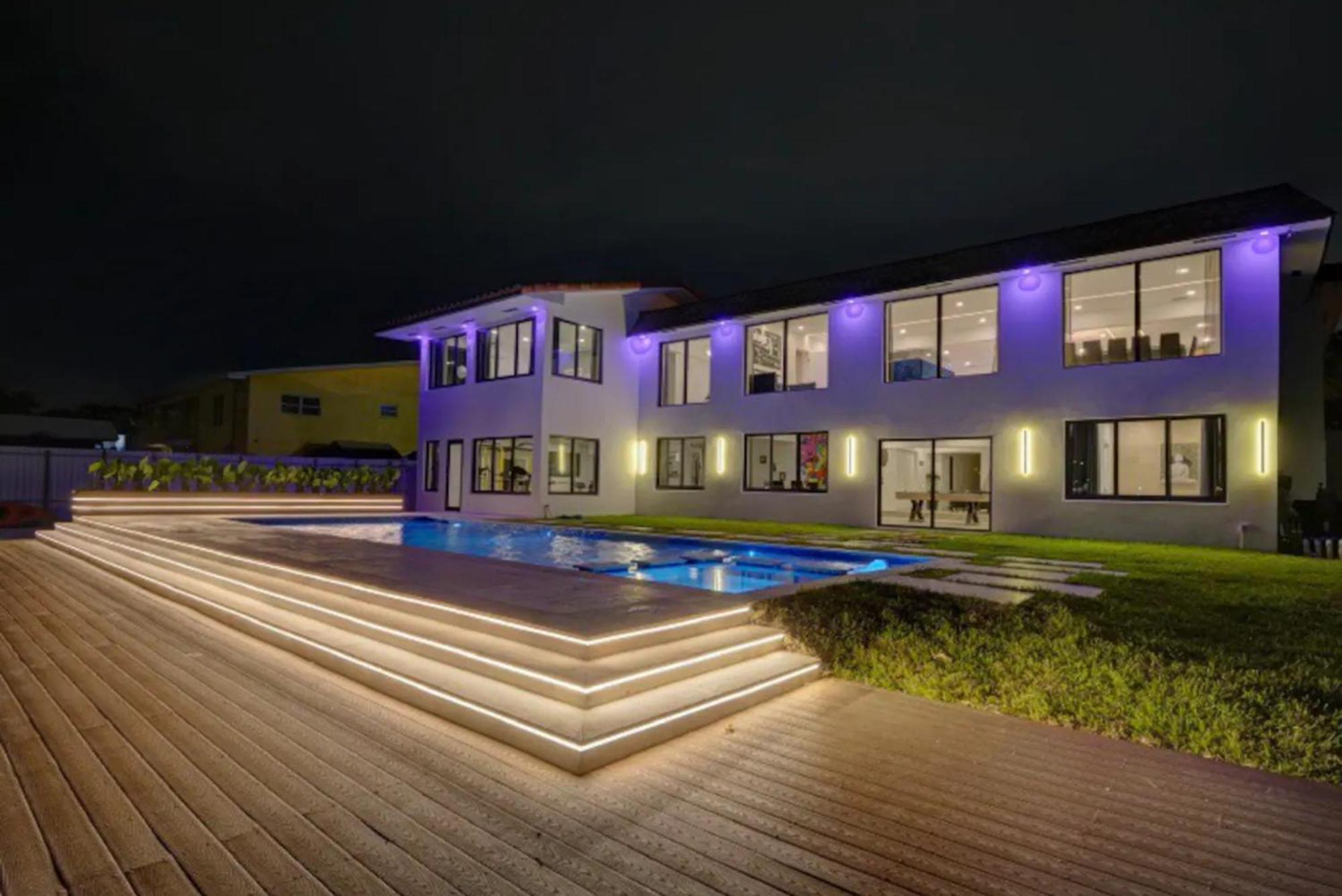 Luxe Waterfront Mansion W Private Nightclub, Cinema, Game Room, Gym & Pool Villa *