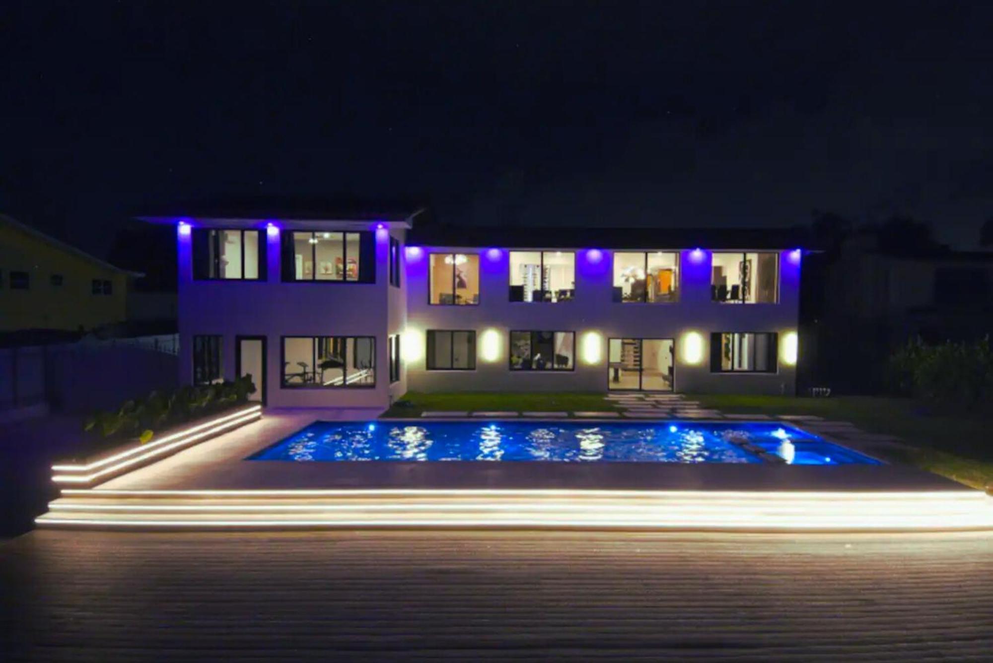 Villa Luxe Waterfront Mansion W Private Nightclub, Cinema, Game Room, Gym & Pool Miami