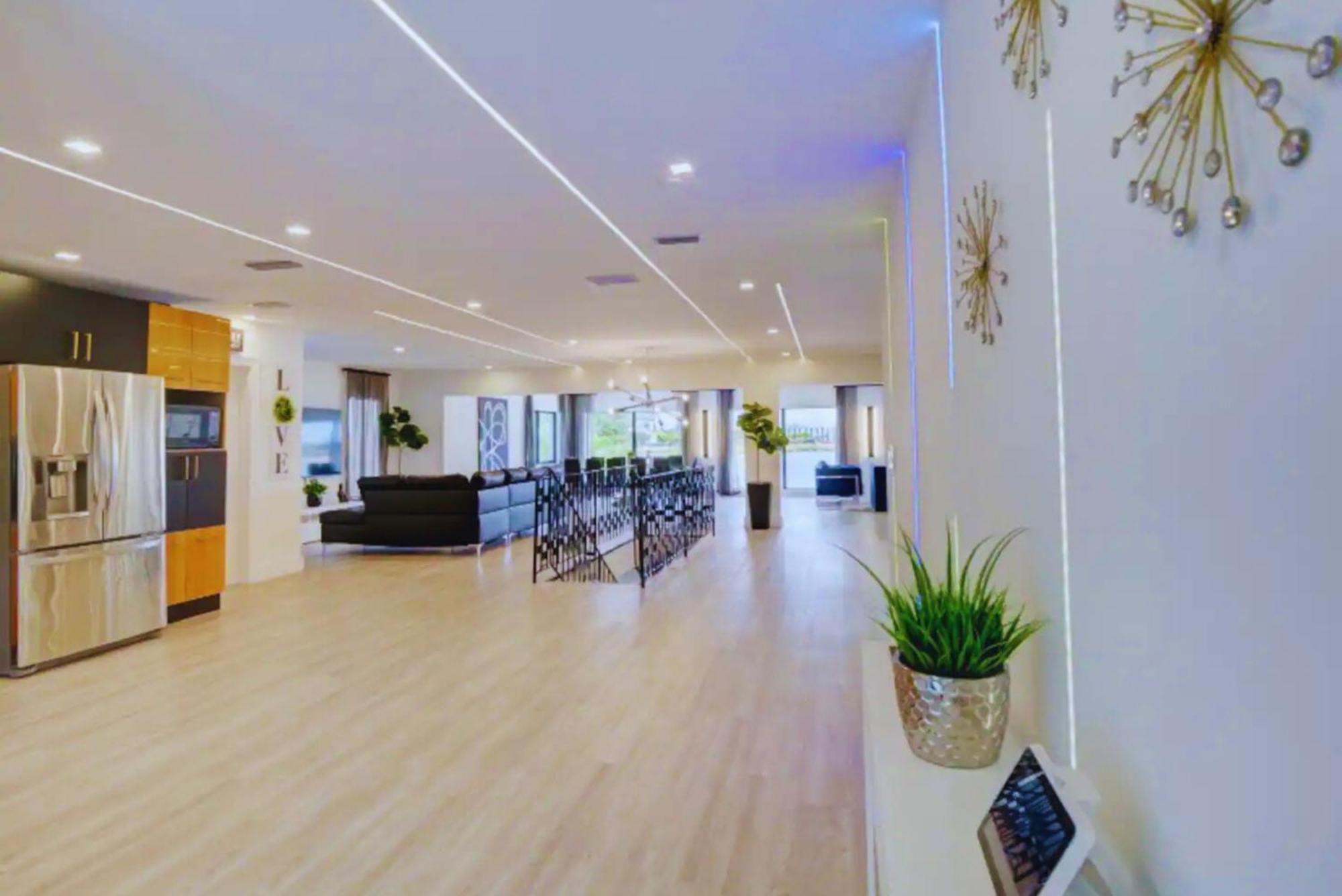 Luxe Waterfront Mansion W Private Nightclub, Cinema, Game Room, Gym & Pool *
