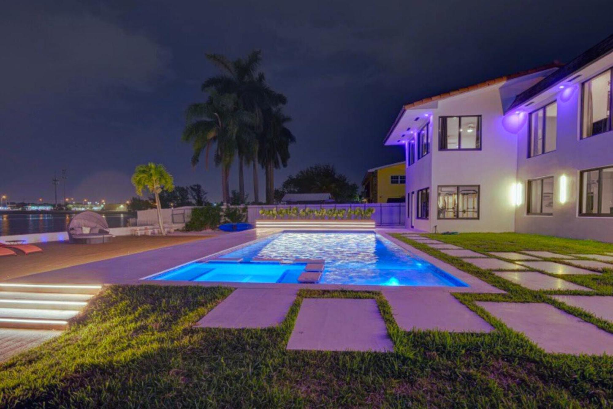 Luxe Waterfront Mansion W Private Nightclub, Cinema, Game Room, Gym & Pool Miami