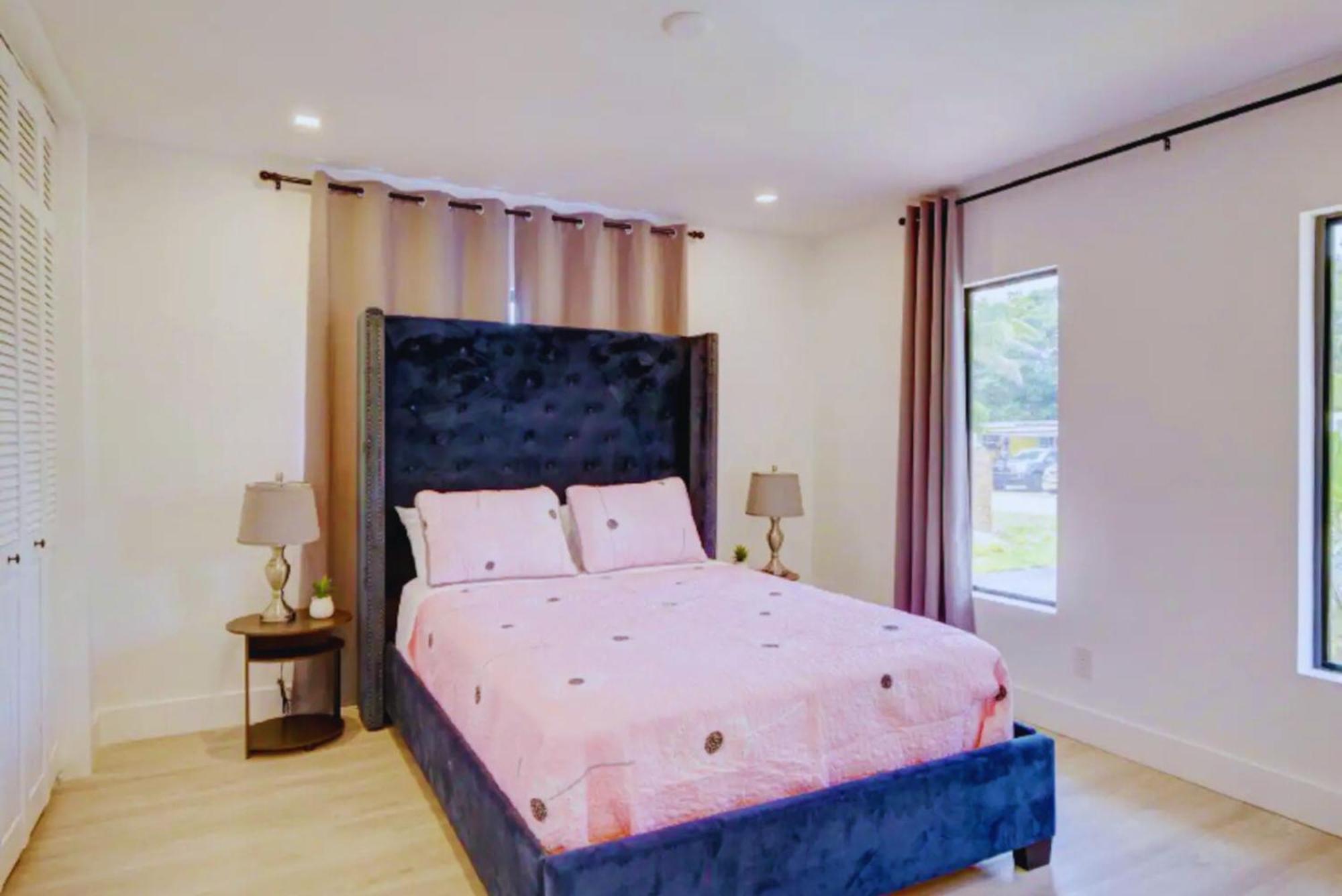 Luxe Waterfront Mansion W Private Nightclub, Cinema, Game Room, Gym & Pool Villa Miami