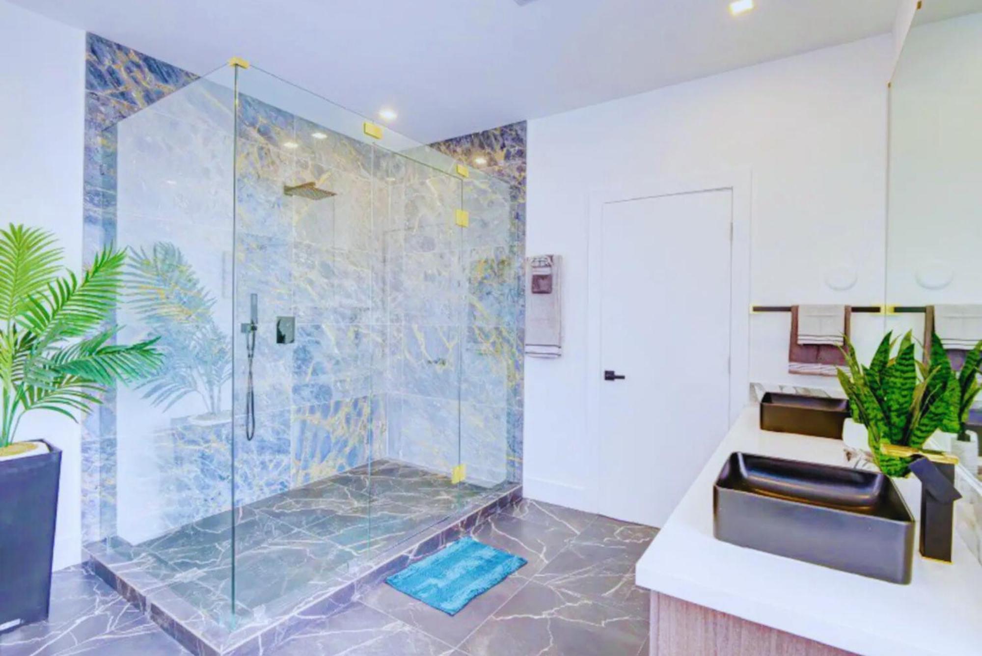 Luxe Waterfront Mansion W Private Nightclub, Cinema, Game Room, Gym & Pool *