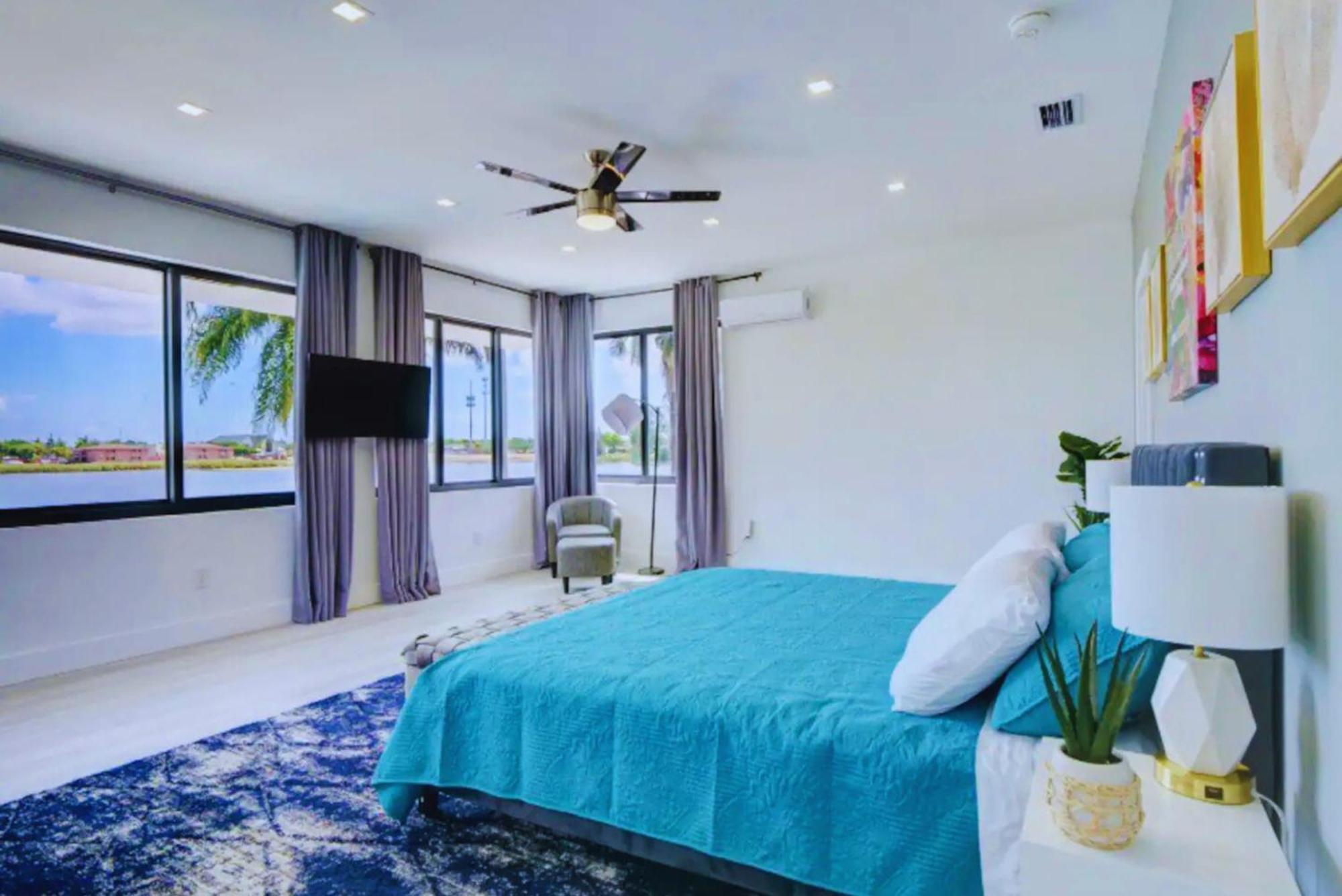 Luxe Waterfront Mansion W Private Nightclub, Cinema, Game Room, Gym & Pool * Miami