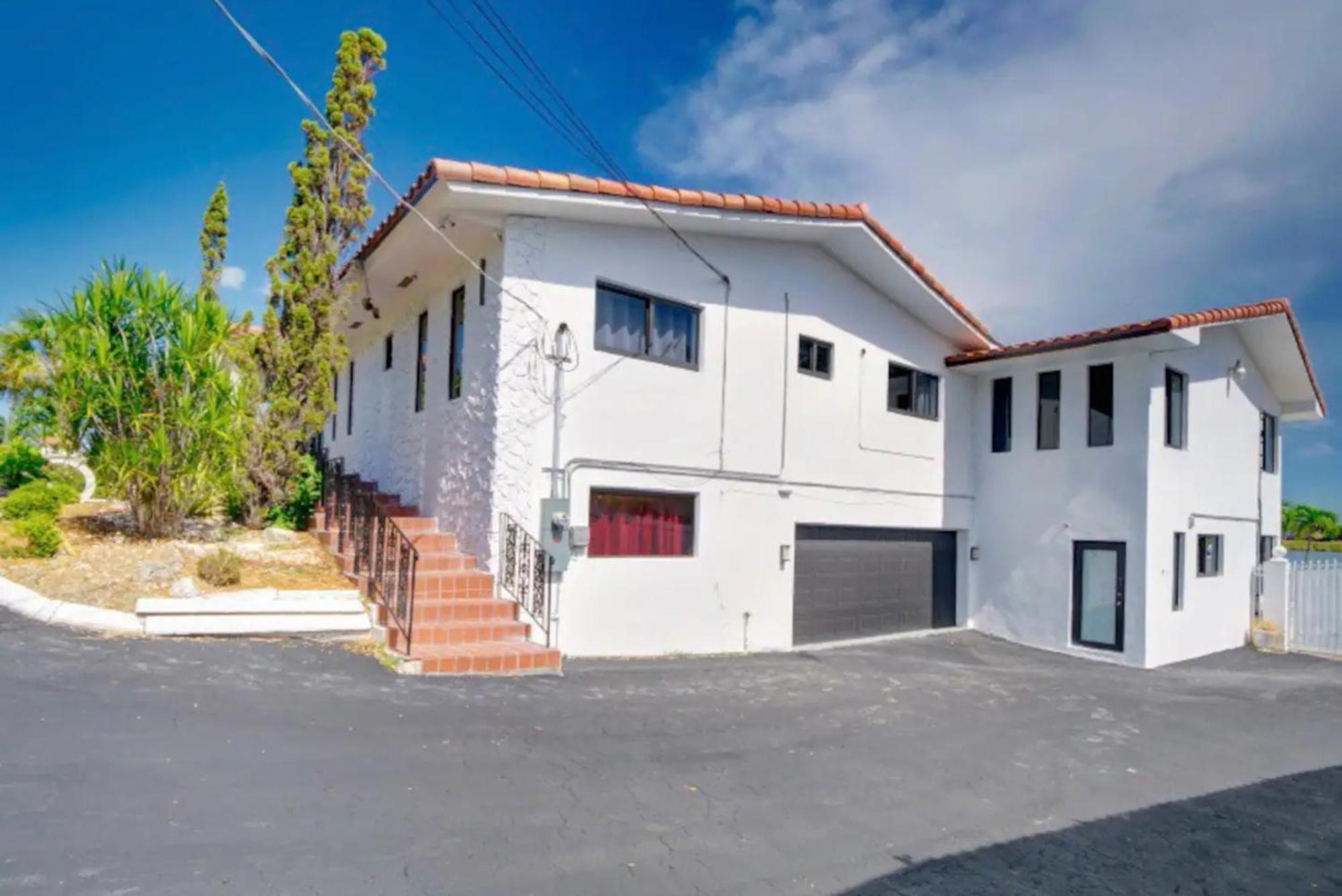 Luxe Waterfront Mansion W Private Nightclub, Cinema, Game Room, Gym & Pool *