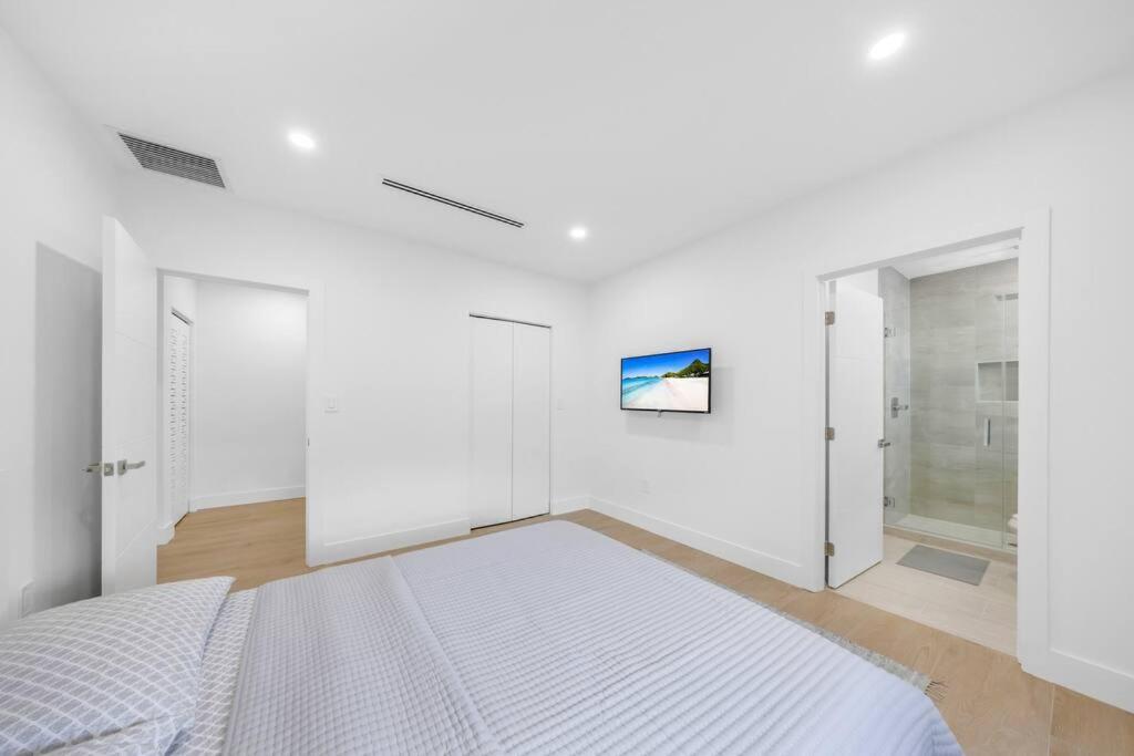 Villa Up To 12 Guests! Modern Near Wynwood 29! Miami