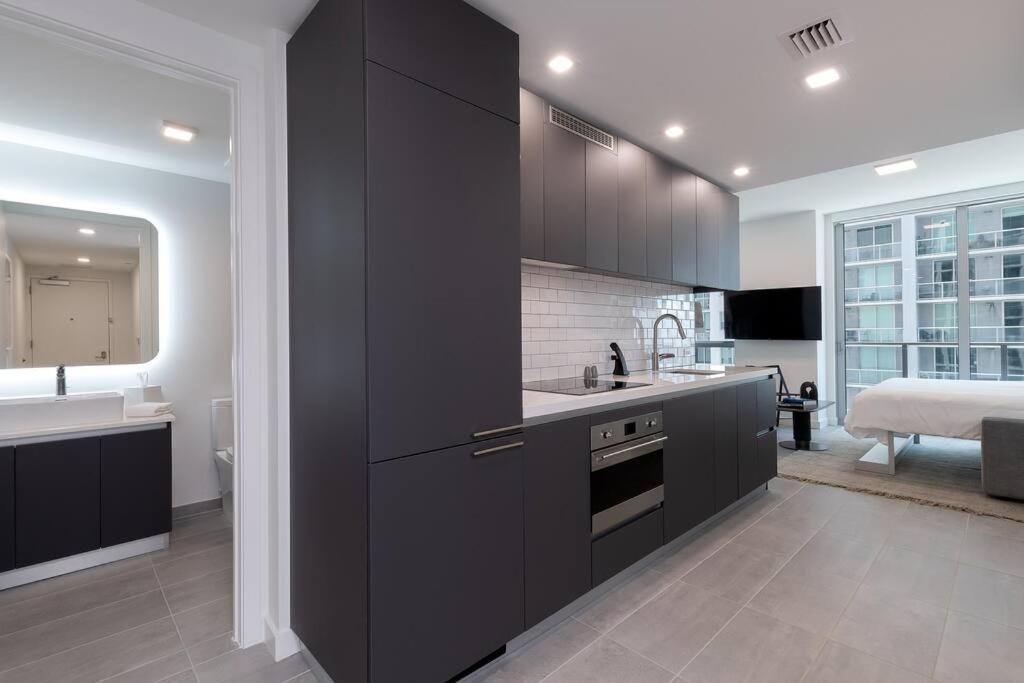 Stylish Modern Downtown Free Parking Apartment *