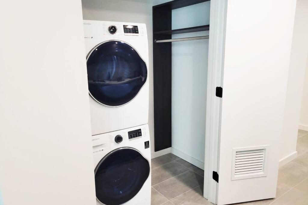 Stylish Modern Downtown Free Parking Apartment