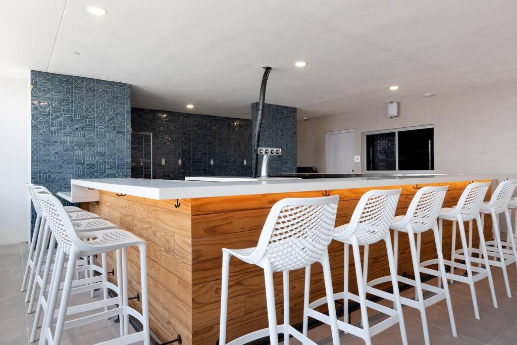 Stylish Modern Downtown Free Parking Apartment