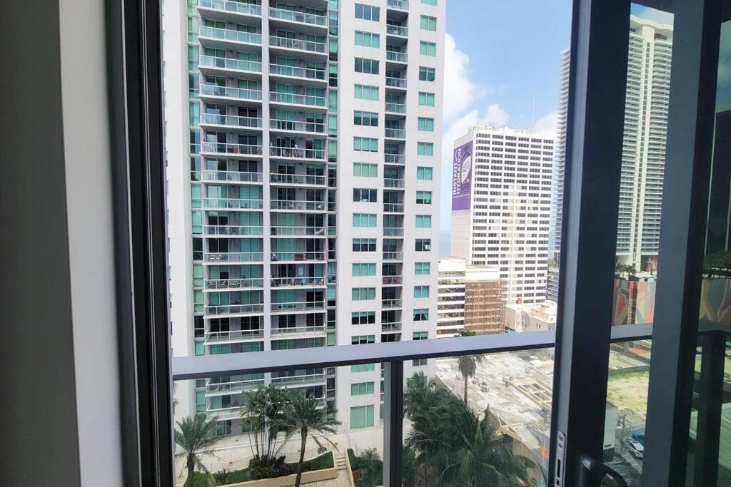 Stylish Modern Downtown Free Parking Apartment
