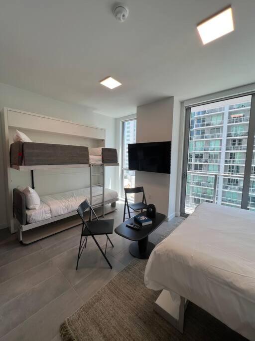 Apartment Stylish Modern Downtown Free Parking