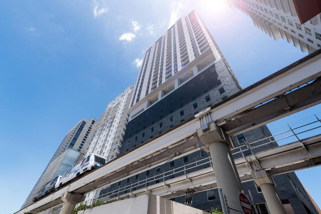 Stylish Modern Downtown Free Parking Apartment