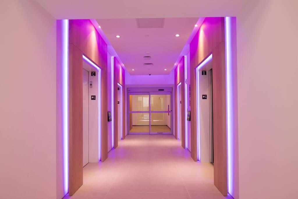 Apartment Stylish Modern Downtown Free Parking