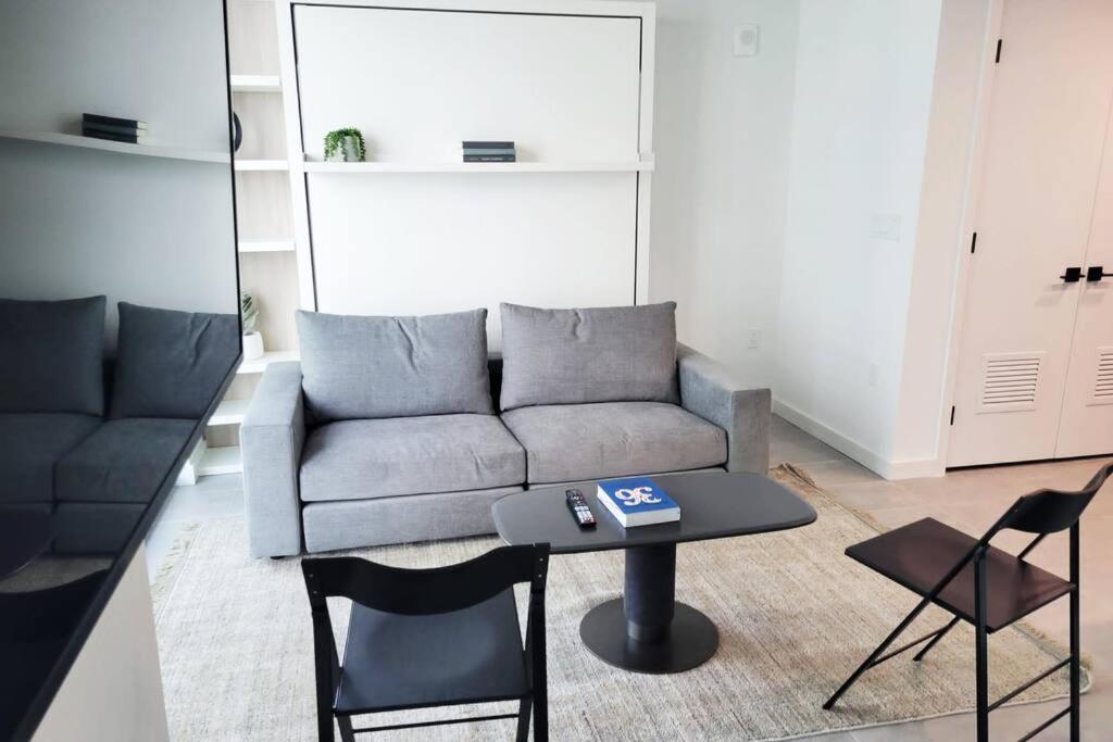 Stylish Modern Downtown Free Parking Apartment *