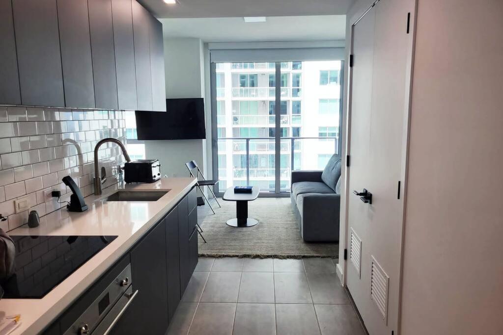 Stylish Modern Downtown Free Parking Apartment