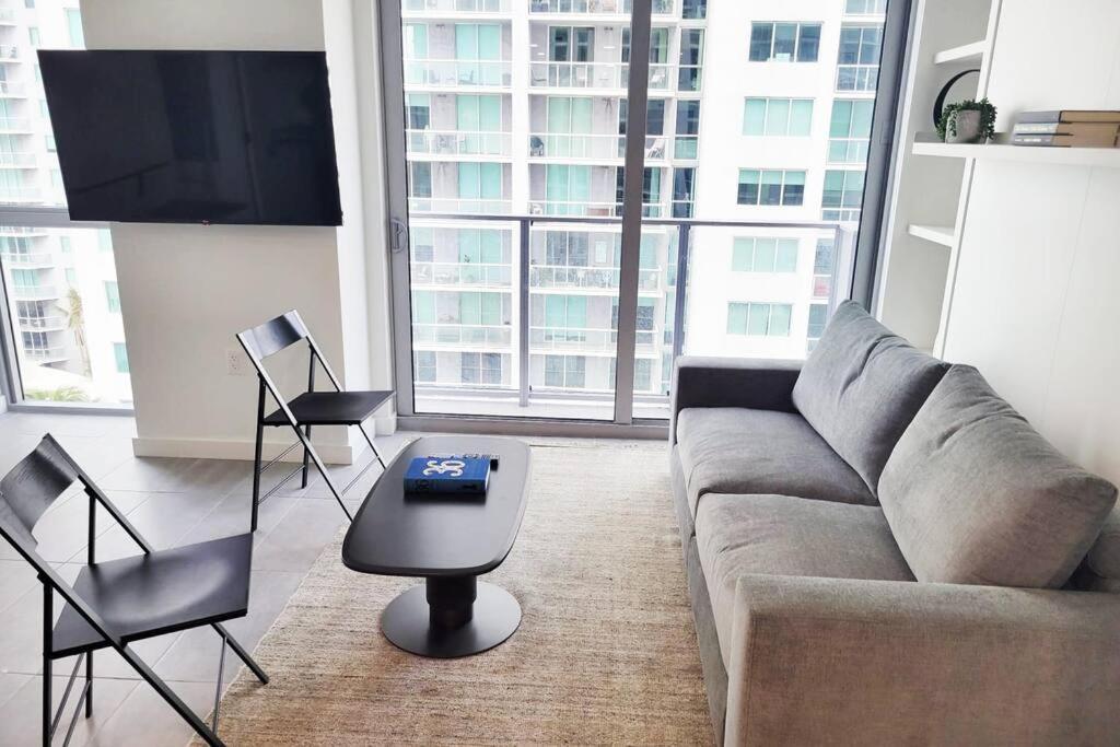 Stylish Modern Downtown Free Parking Apartment *