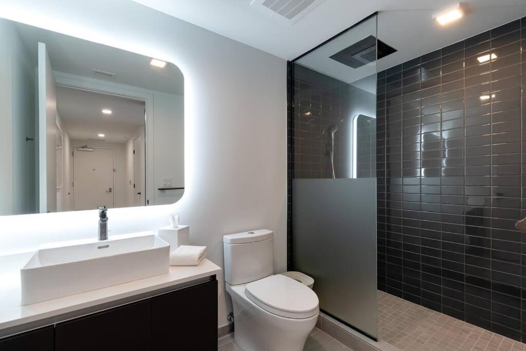 Stylish Modern Downtown Free Parking Apartment *