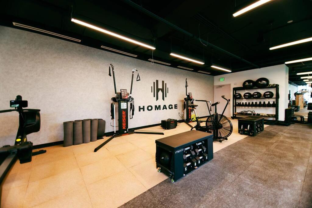 Stylish Modern Downtown Free Parking Apartment