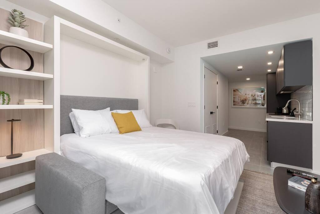 Stylish Modern Downtown Free Parking Apartment *