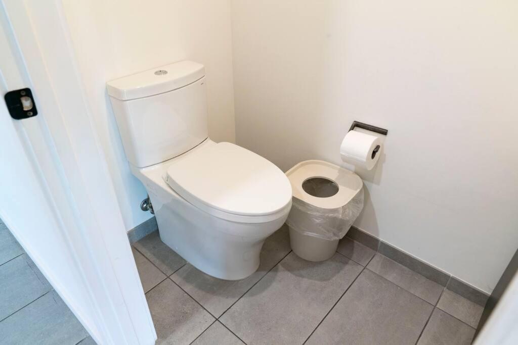 Charming 2 Bedroom Downtown 2106 Free Parking Apartment *