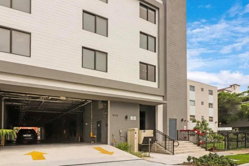 King Bed Brand New Oasis Minutes To Brickell Apartment *