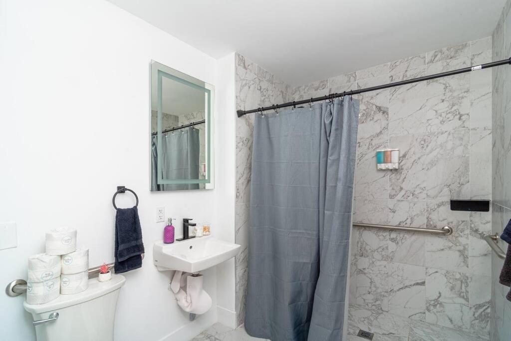 King Bed Brand New Oasis Minutes To Brickell Apartment