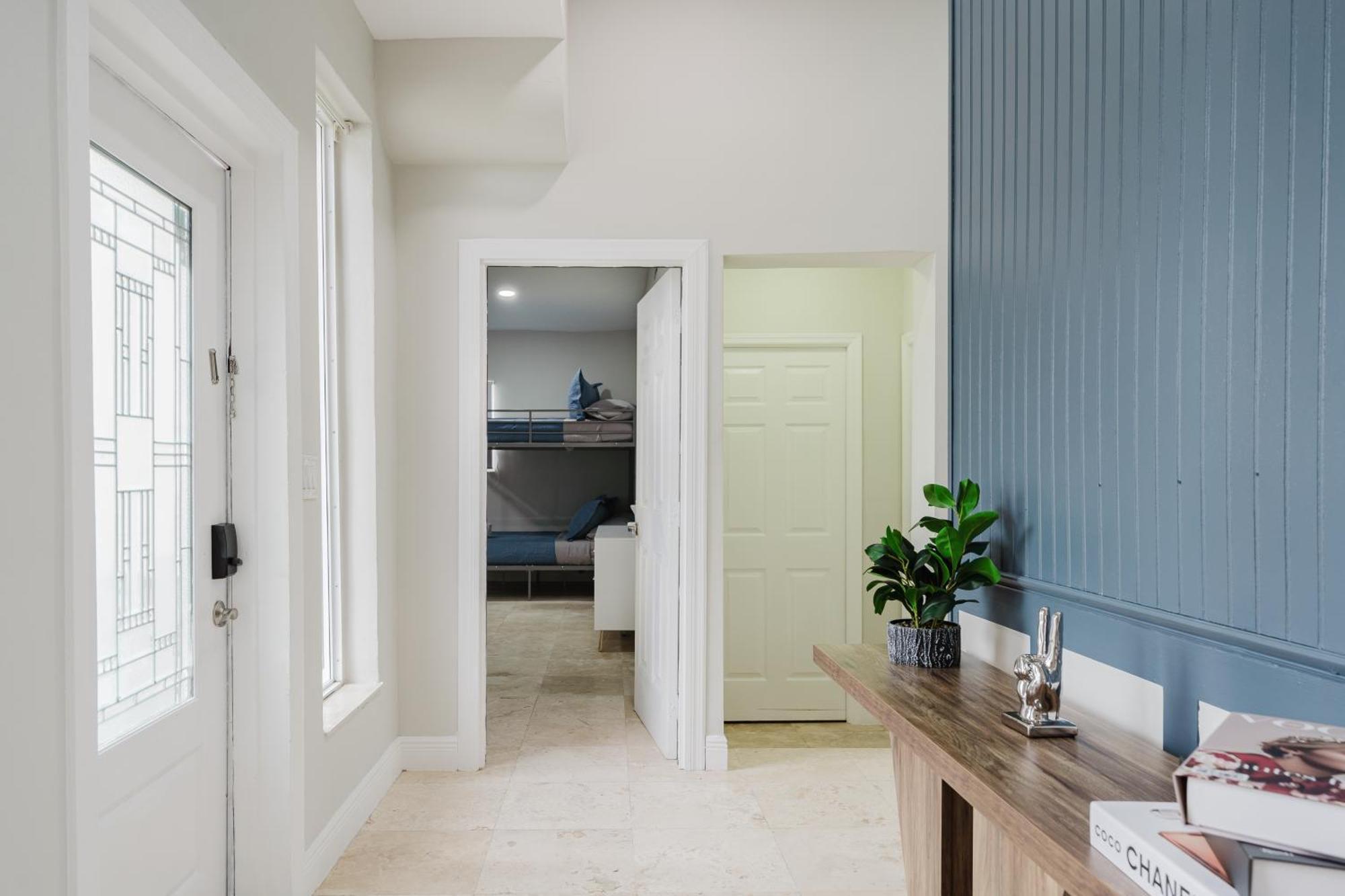Beautiful Aventura Sleeps 26 Holiday home Miami