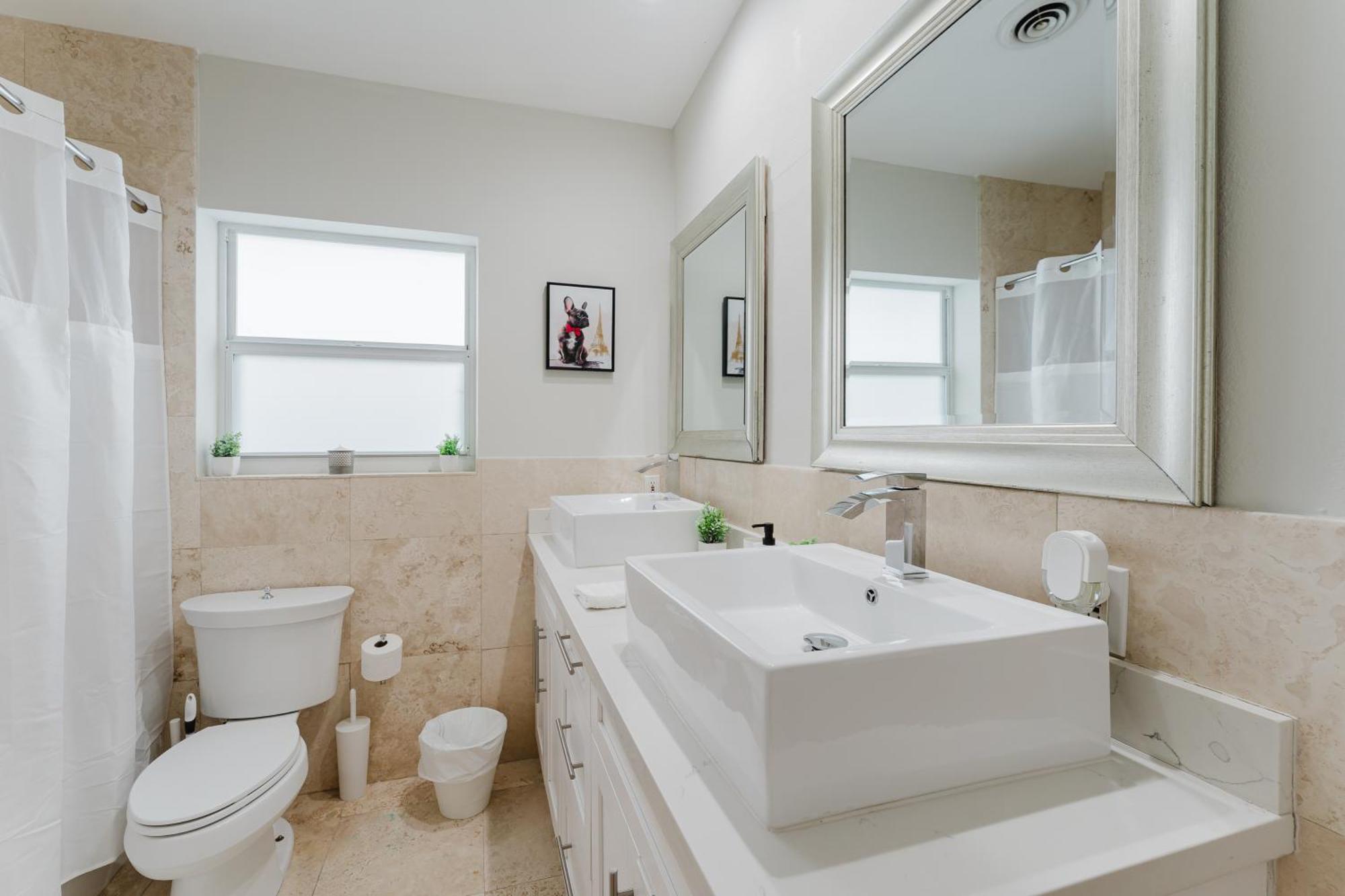 Beautiful Aventura Sleeps 26 Miami