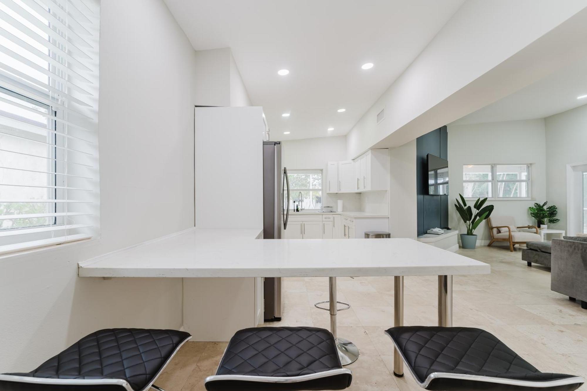 Beautiful Aventura Sleeps 26 Miami