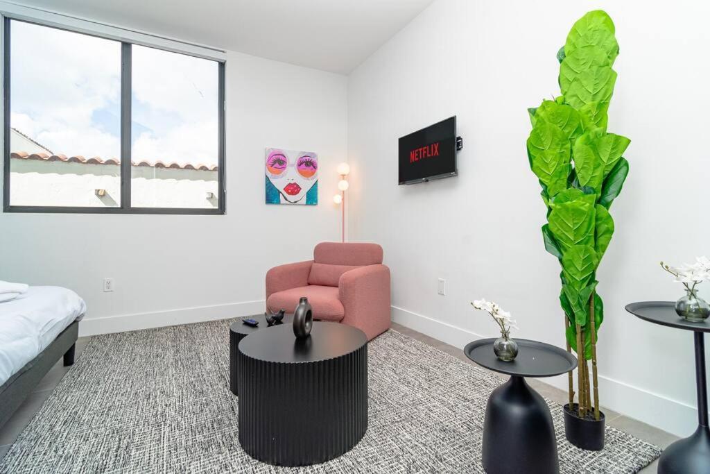 King Bed Brand New Oasis Minutes To Brickell Apartment