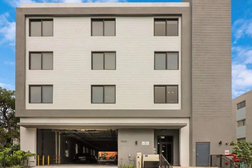 King Bed Brand New Oasis Minutes To Brickell Apartment