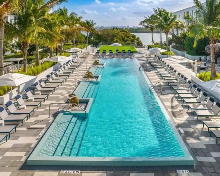 Luxury Getaway In Sleeps 3 Getaway With Pool - Prime Location *