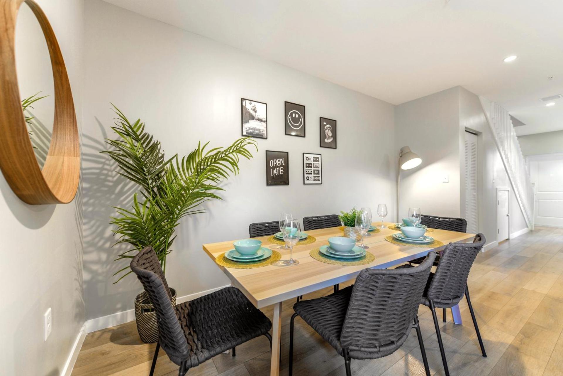 Apartment Spacious 3br Townhouse With Free Parking Included!
