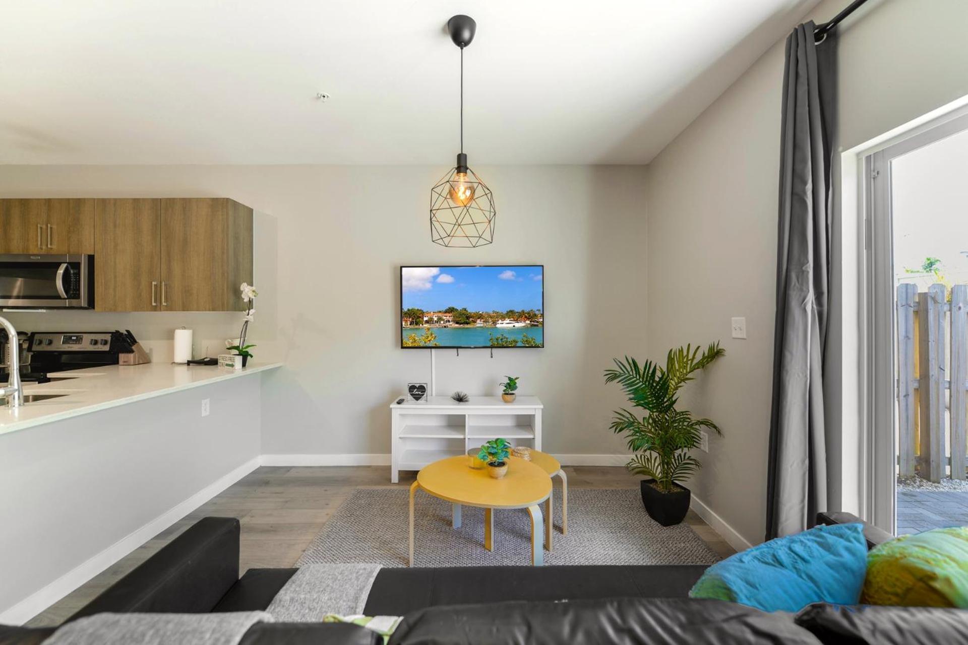 Spacious 3br Townhouse With Free Parking Included! Miami