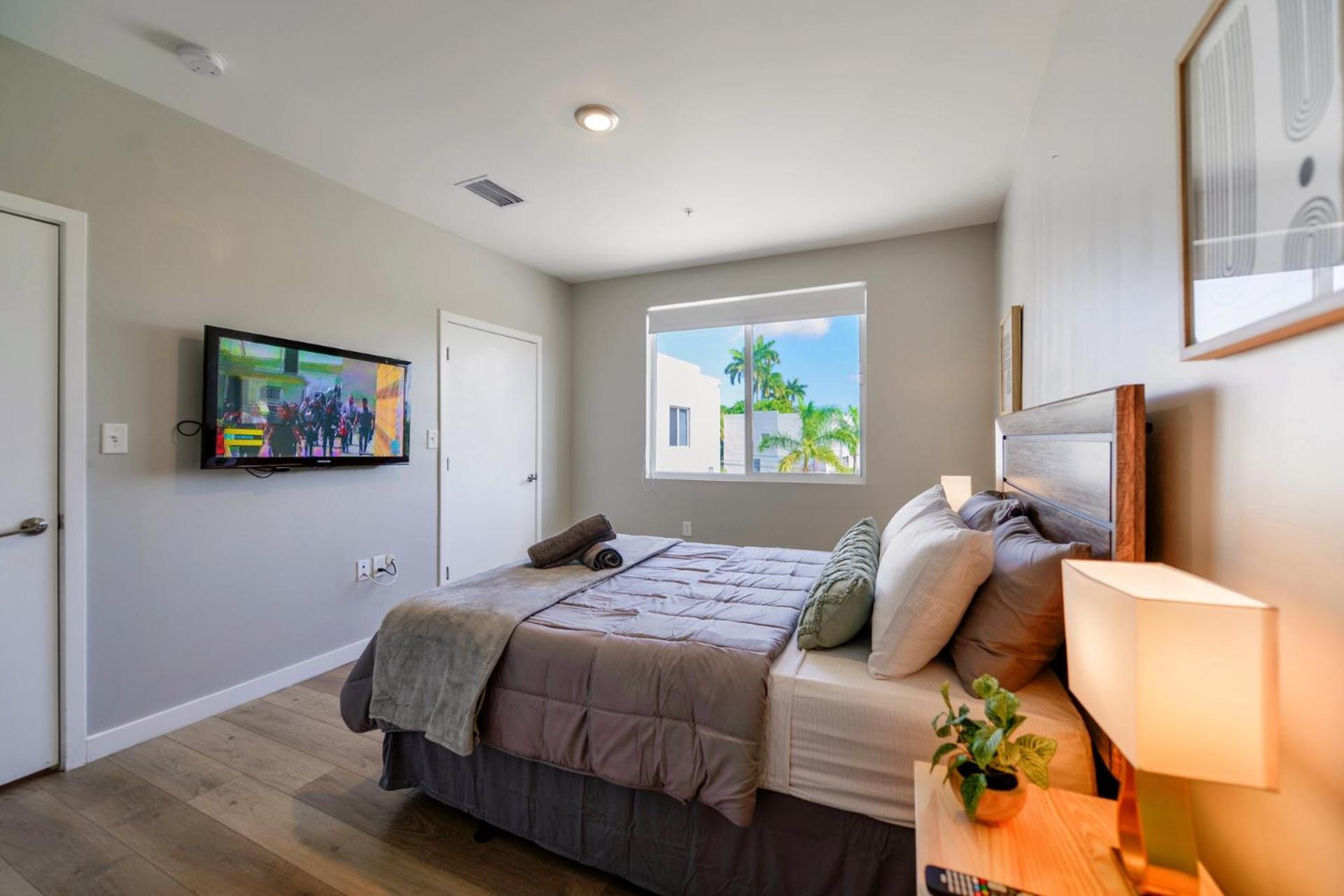 Spacious 3br Townhouse With Free Parking Included! Apartment *