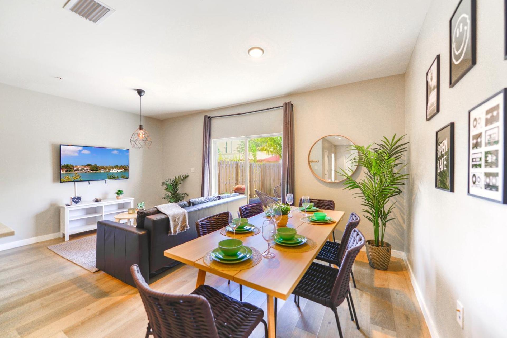 Spacious 3br Townhouse With Free Parking Included! *