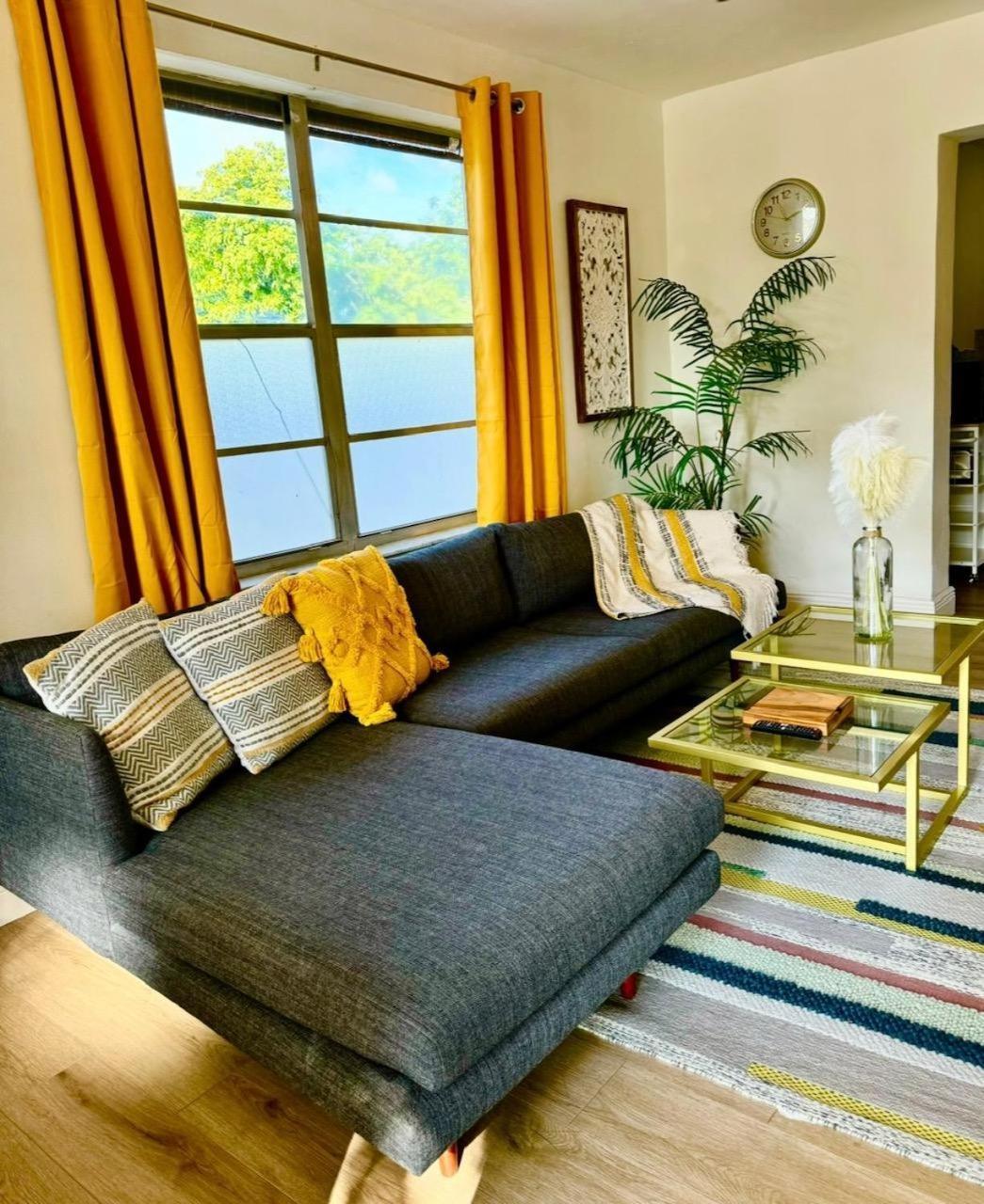 Lush Tropical Big Close To Airport, Calle 8, Coral Gables And Lots Amenities *