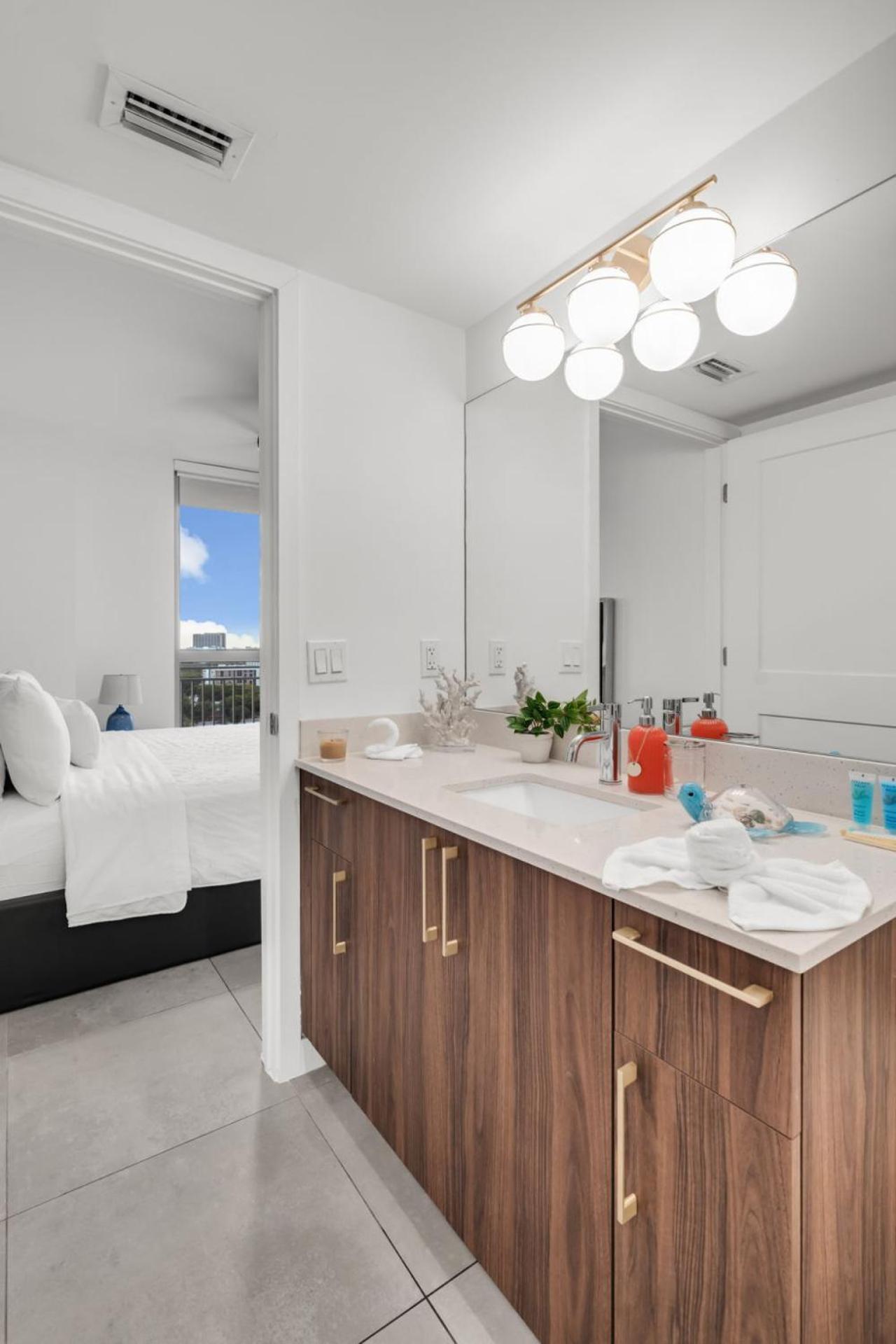 Family-friendly 3br Near Downtown With Parking Apartment