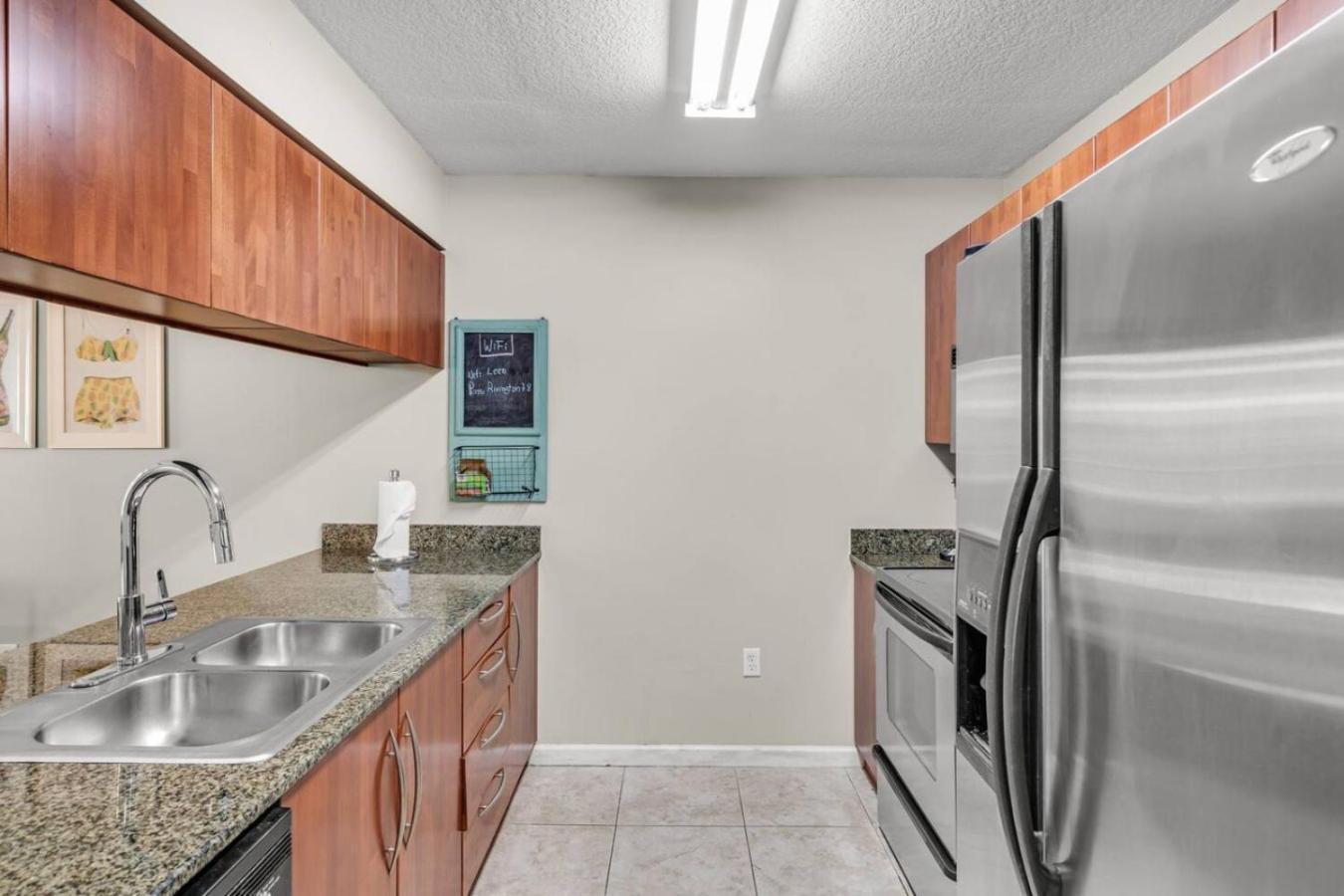 Waterfront And Lights 1-br With Free Parking Apartment