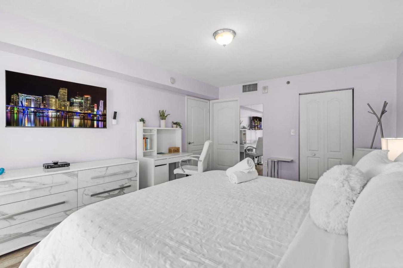 Waterfront And Lights 1-br With Free Parking Apartment *