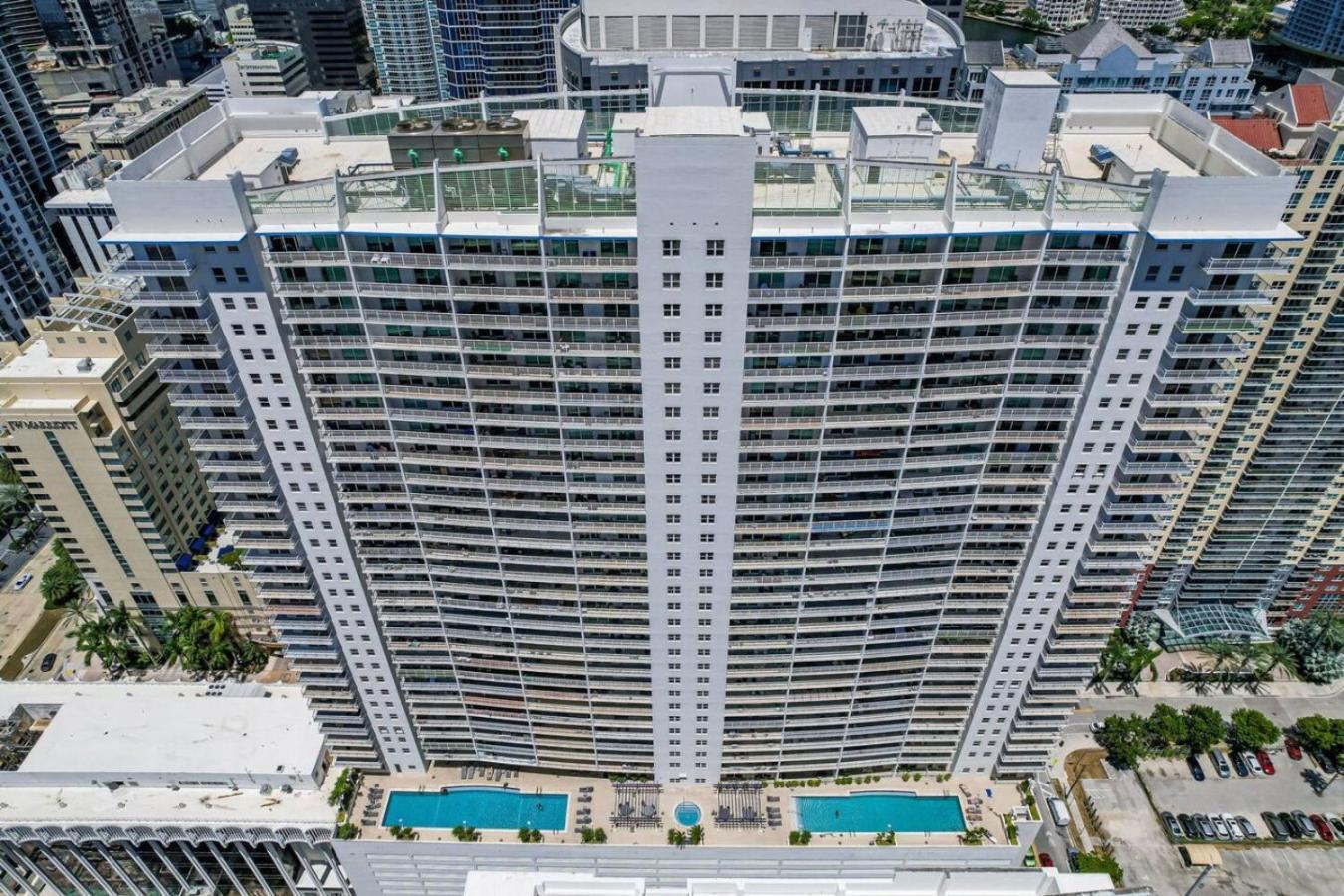 Waterfront And Lights 1-br With Free Parking *