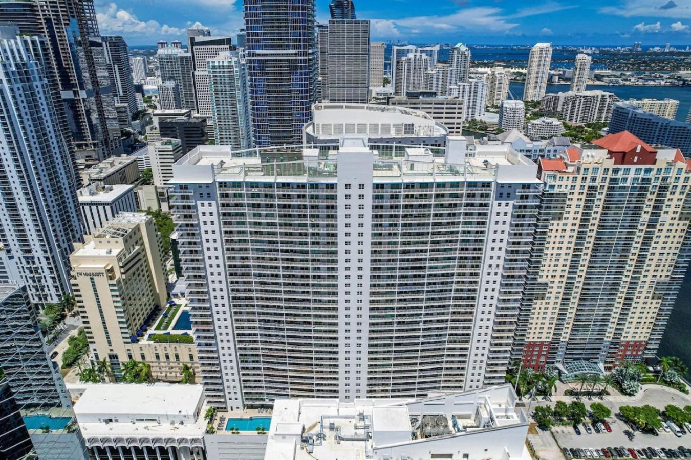 Waterfront And Lights 1-br With Free Parking