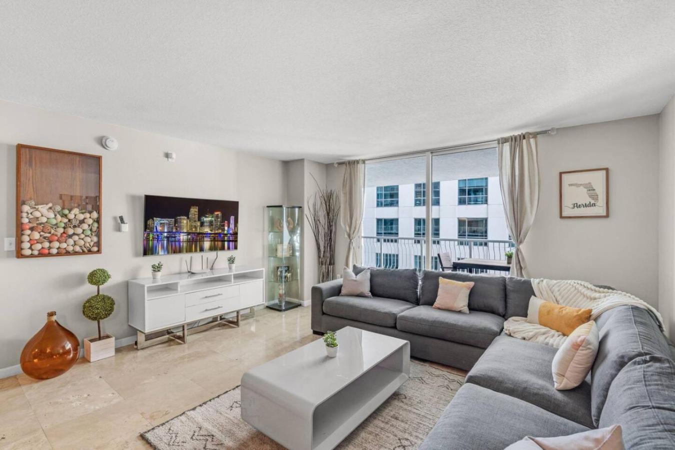 Waterfront And Lights 1-br With Free Parking Apartment
